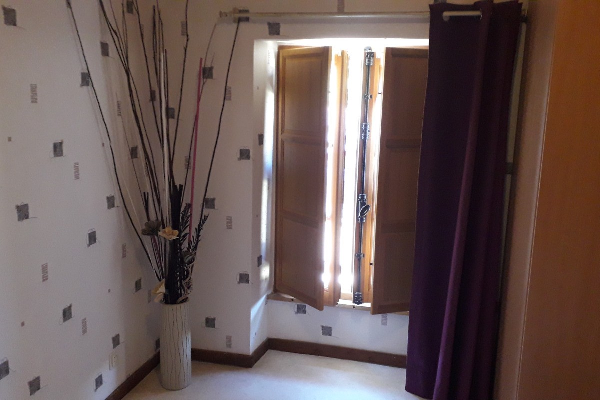 Volets bois dans la chambre