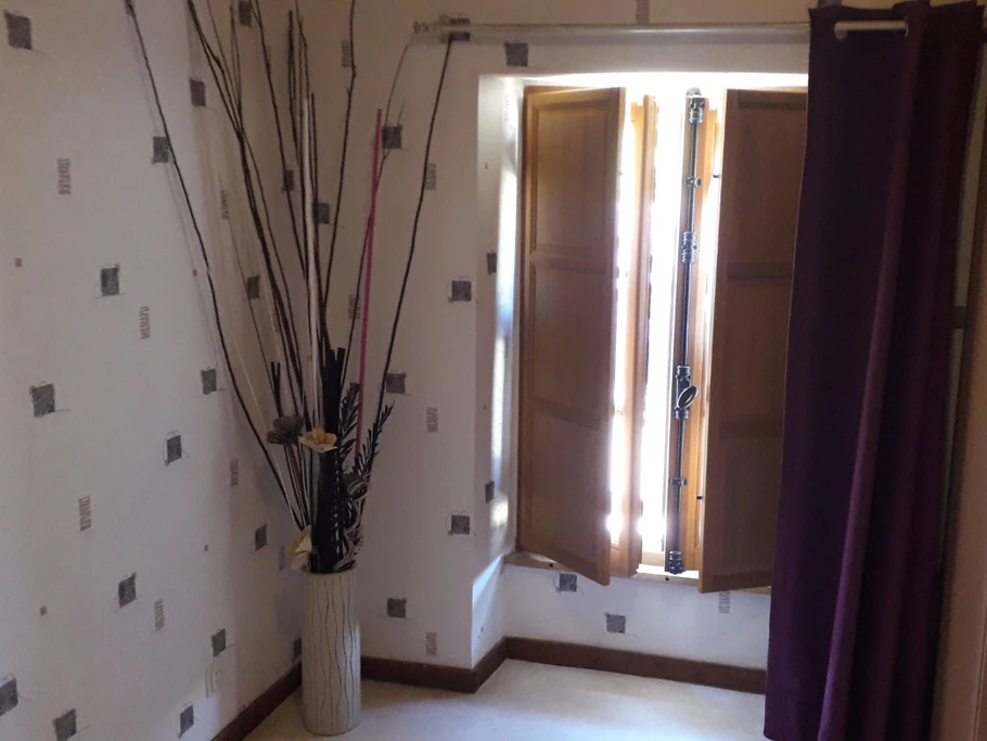 Volets bois dans la chambre