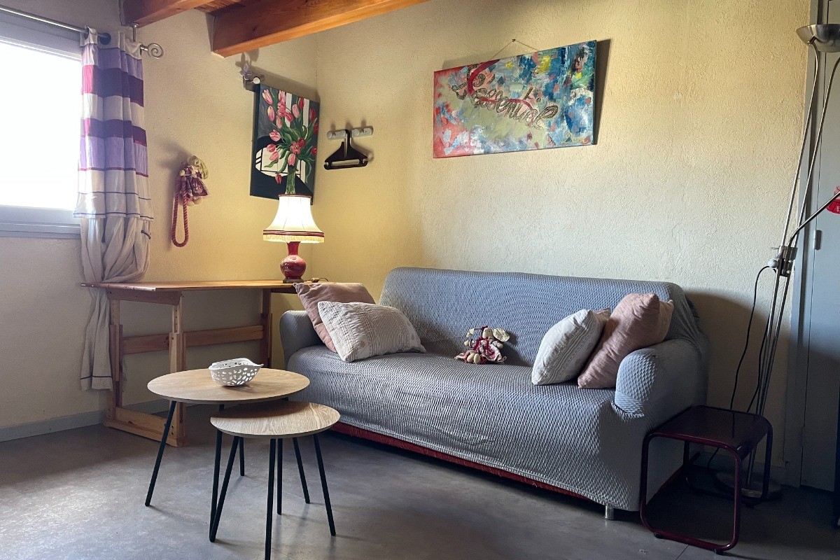 Dans le salon, le divan de type "rapido".