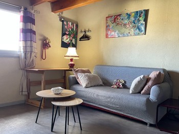 Dans le salon, le divan de type "rapido".