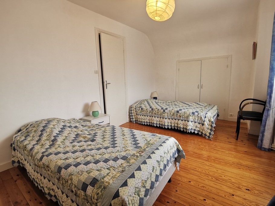 Chambre avec 2 lits de 90 cm et 2 grands placards aménagés