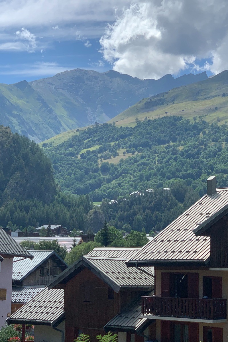 Superbe vue du balcon sur la montagne