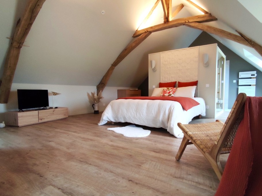 Suite à l'étage, spacieuse avec vue sur la campagne. Lit Queen Size (160X200)