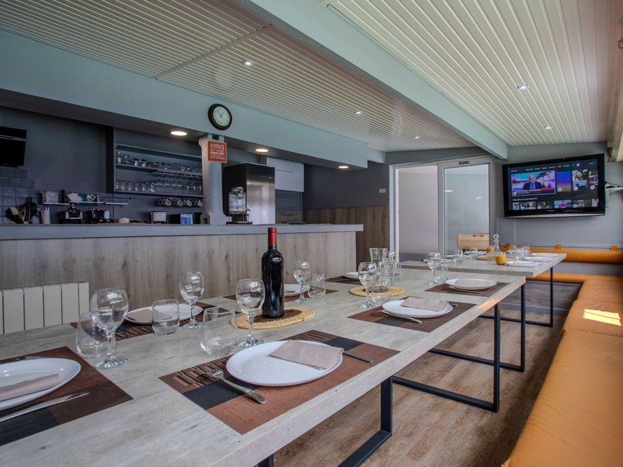 espace repas-réunion pool house