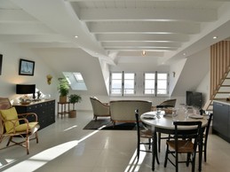 Pièce de vie très lumineuse vue mer, avec coin cuisine, coin salon et coin séjour (appartement au 2nd étage en front de mer au Port de la Houle à Cancale)