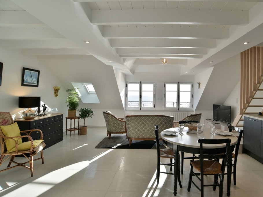 Pièce de vie très lumineuse vue mer, avec coin cuisine, coin salon et coin séjour (appartement au 2nd étage en front de mer au Port de la Houle à Cancale)