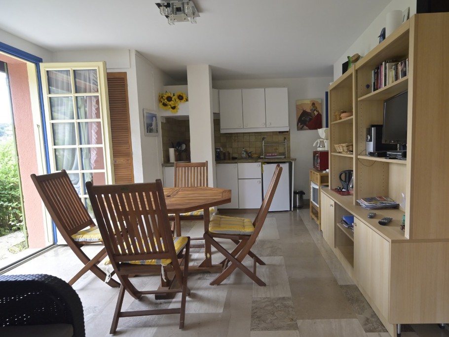 Le séjour vu de la terrasse couverte
