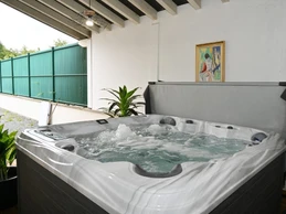 Spa abrité - Maison moderne et confortable ©JLouis Mallaisé