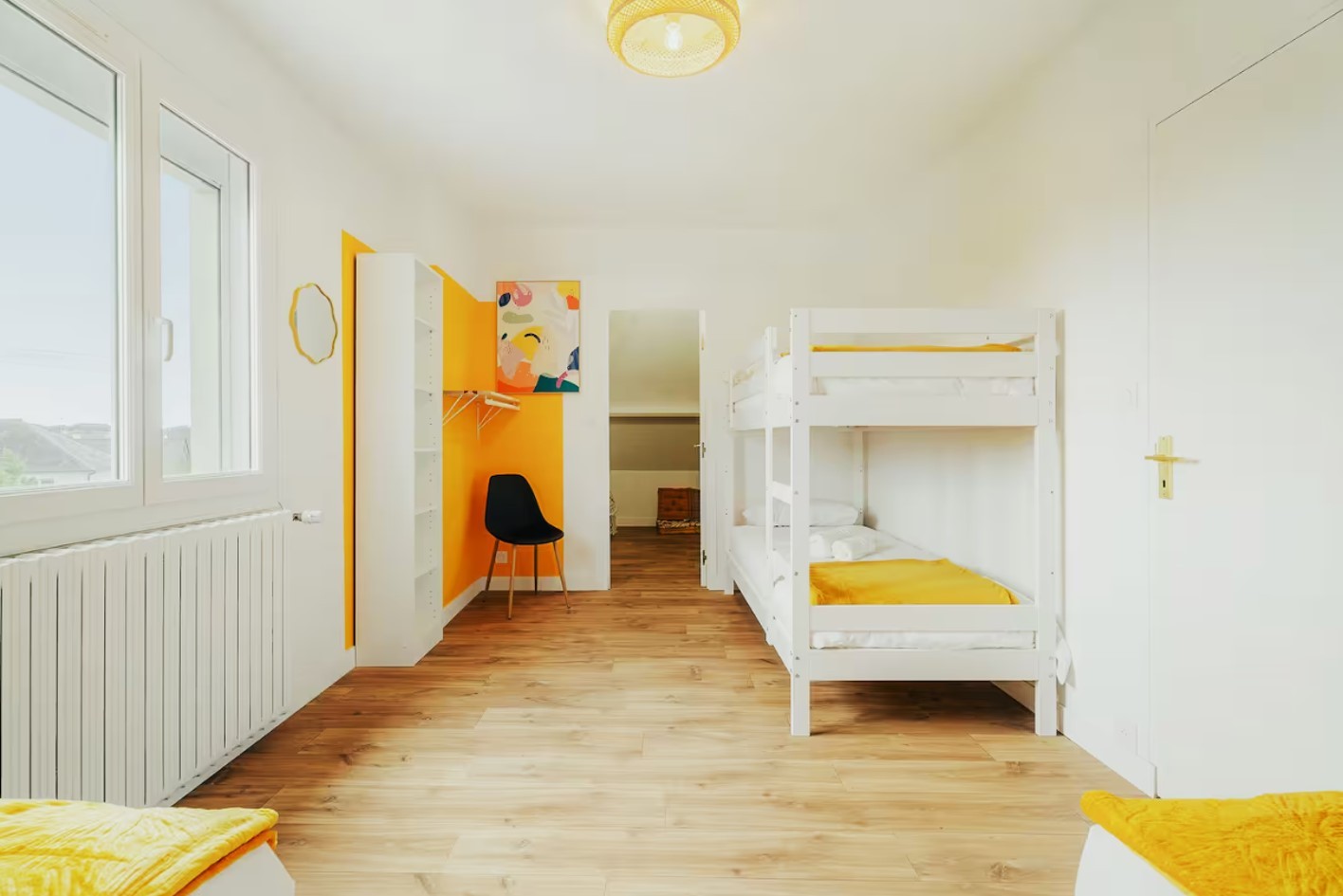 Chambre 2 pour 4 personnes au 2nd étage (avec 2 lits 90x200 cm ou 1 lit 180x200 cm et 2 lits superposés 90x200 cm)