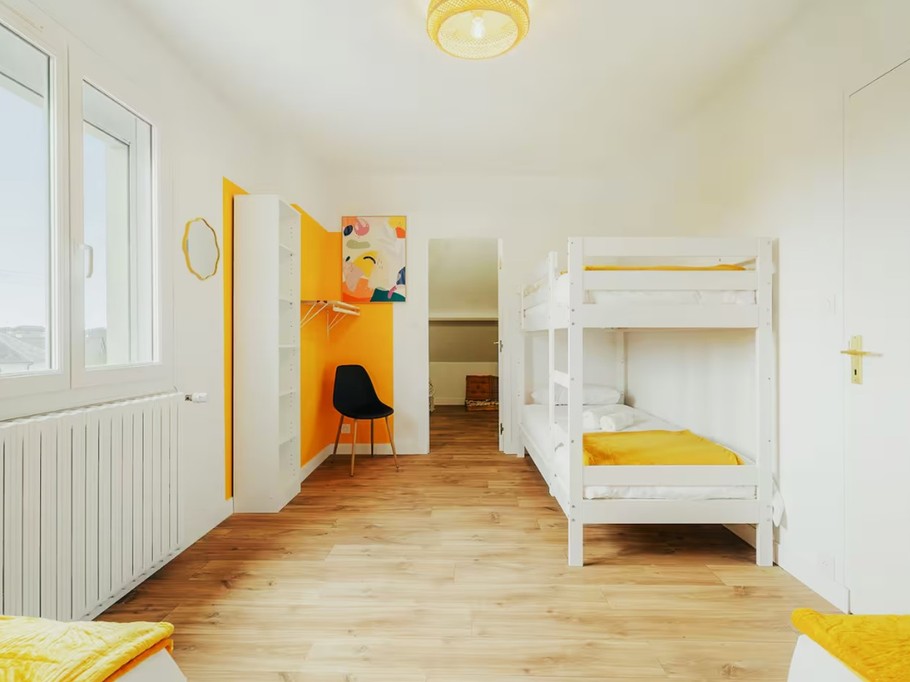 Chambre 2 pour 4 personnes au 2nd étage (avec 2 lits 90x200 cm ou 1 lit 180x200 cm et 2 lits superposés 90x200 cm)