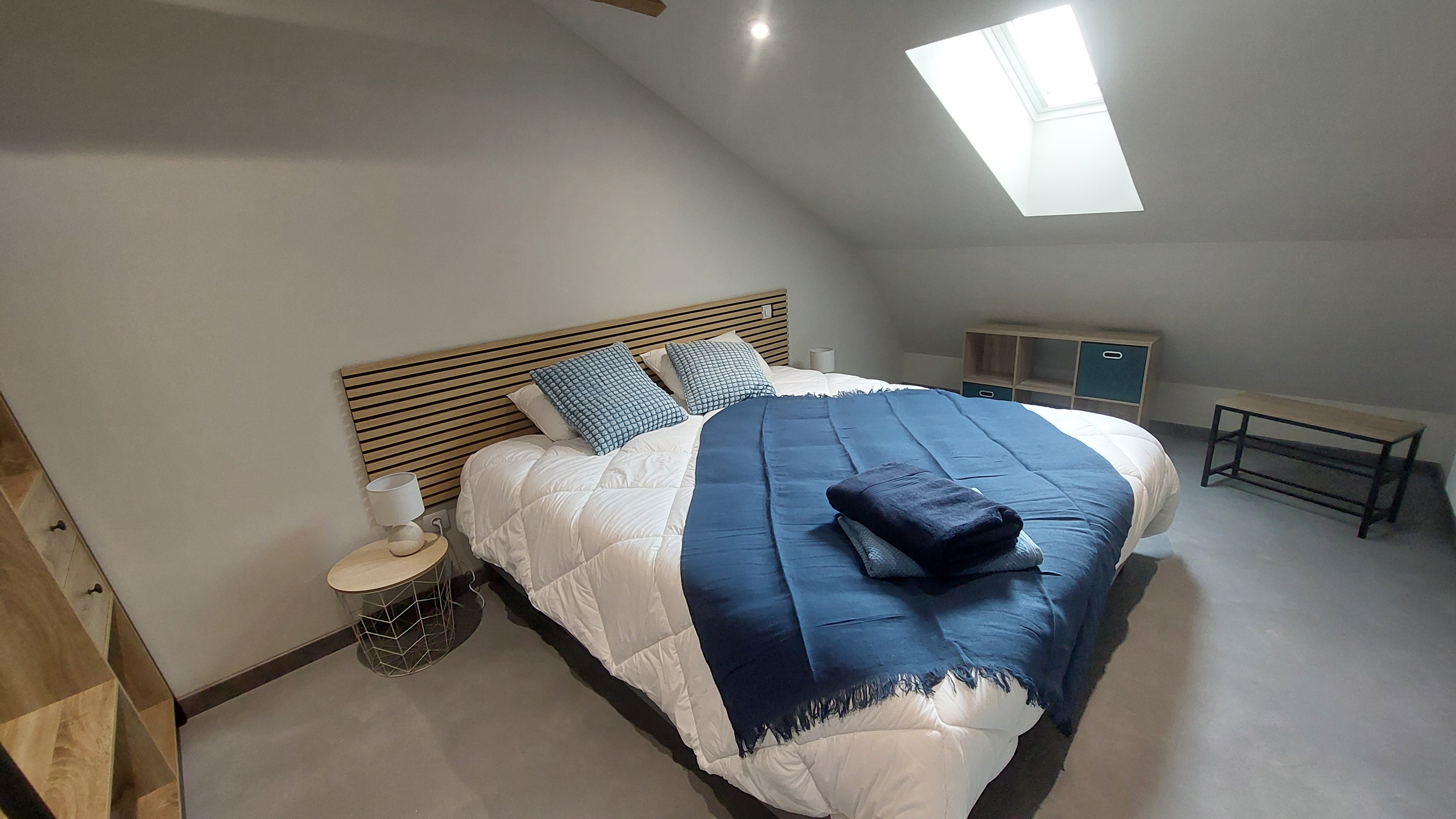 Deuxième vue de la chambre bleue avec fenêtre apportant une belle luminosité