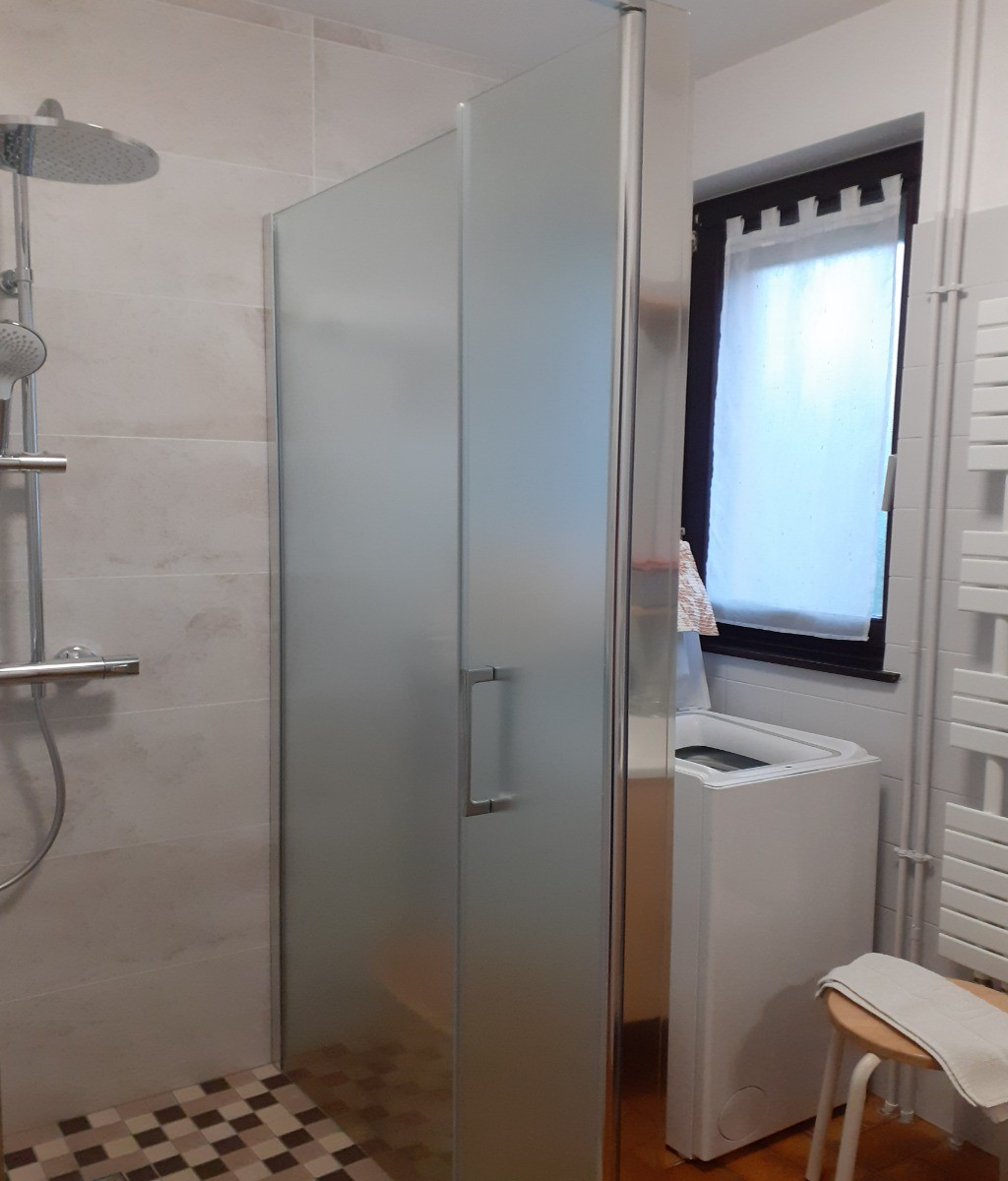 salle d'eau avec douche à l'italienne