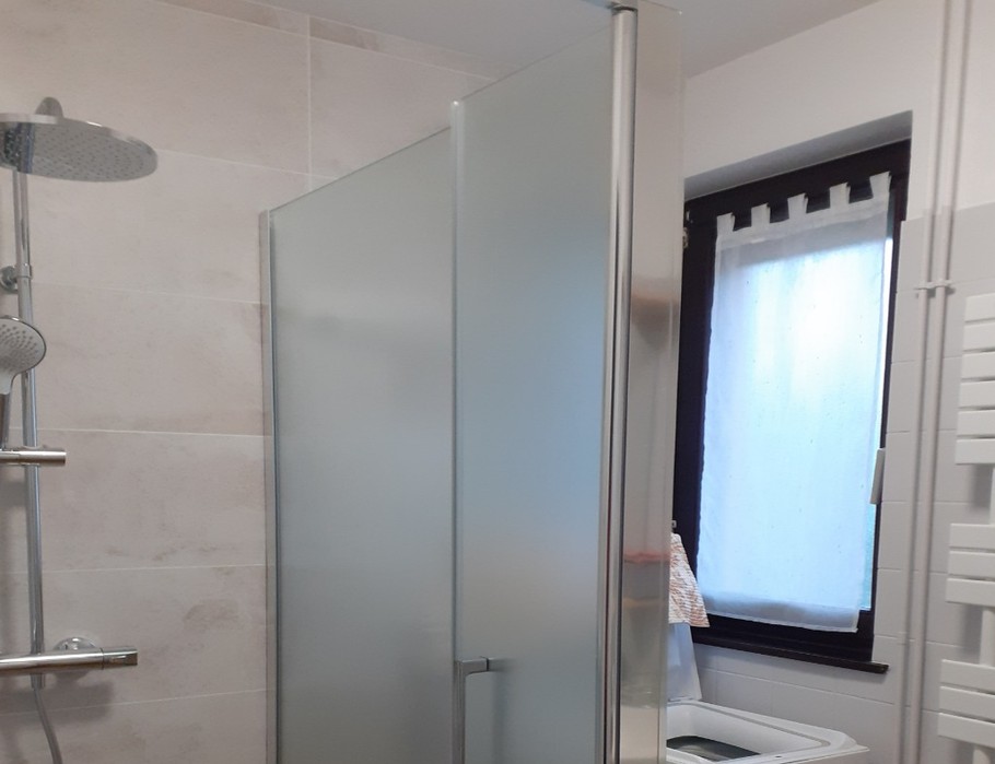 salle d'eau avec douche à l'italienne