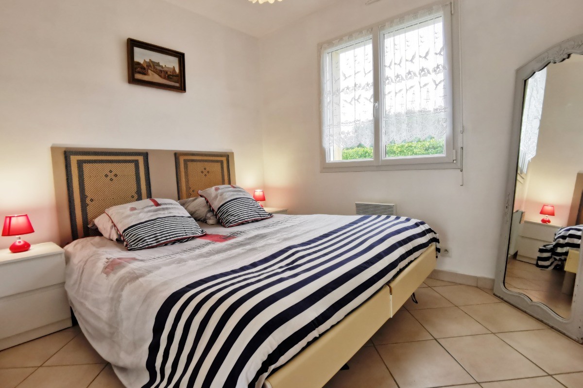RDC: Chambre 1 avec lit 160 et placard penderie