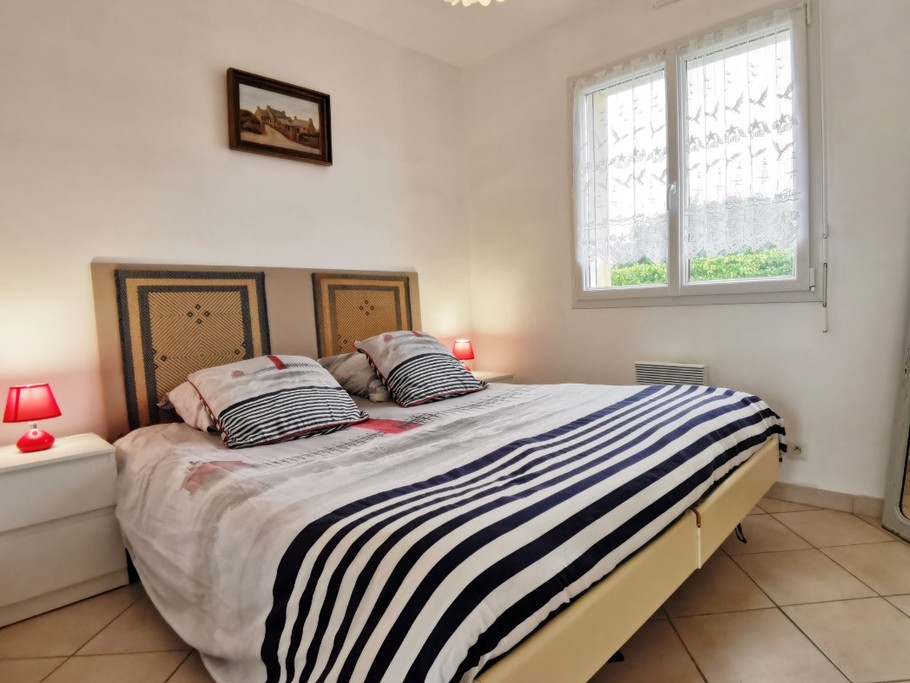 RDC: Chambre 1 avec lit 160 et placard penderie