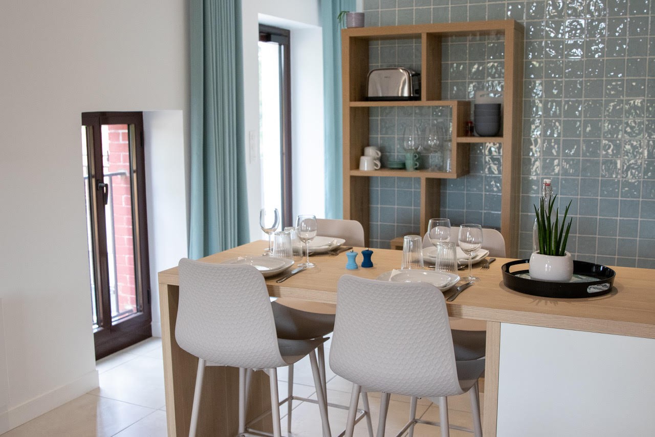 La cuisine ouverte sur le salon du gîte Mer