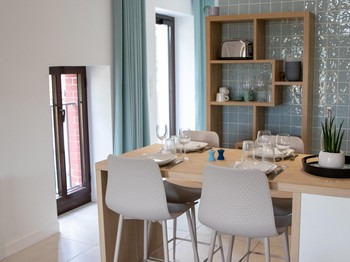 La cuisine ouverte sur le salon du gîte Mer