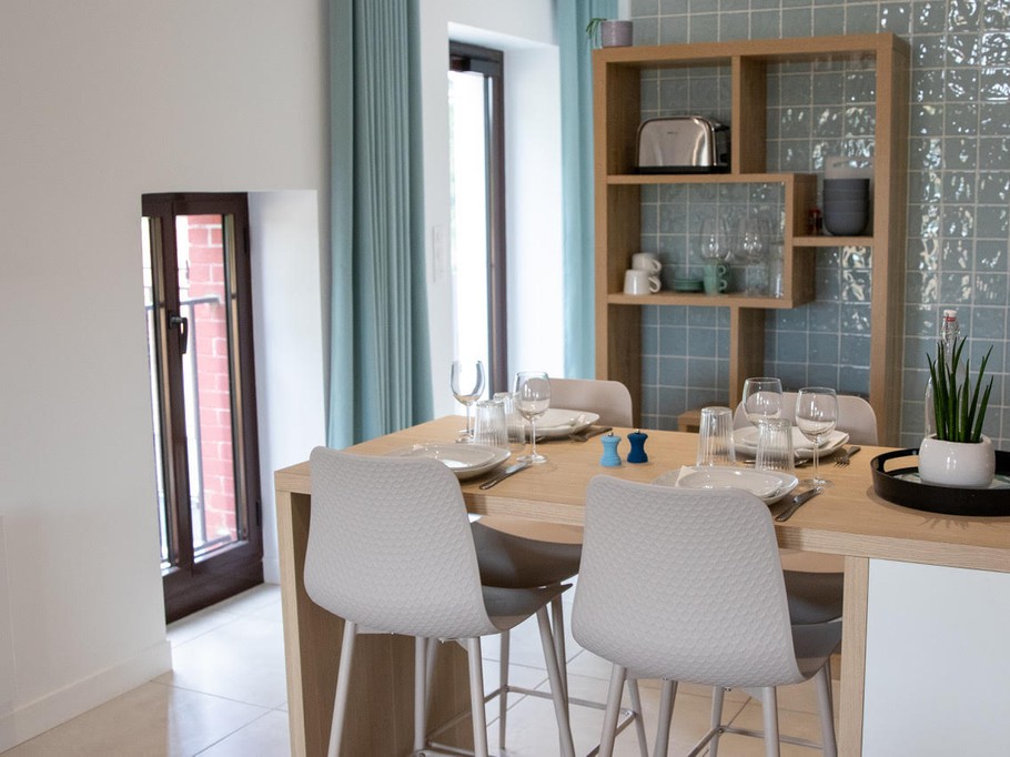 La cuisine ouverte sur le salon du gîte Mer