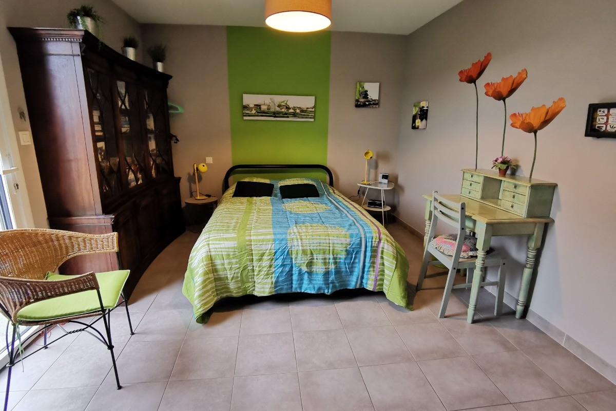 Chambre verte avec 1 lit 140 avec accès a la salle d'eau communicante