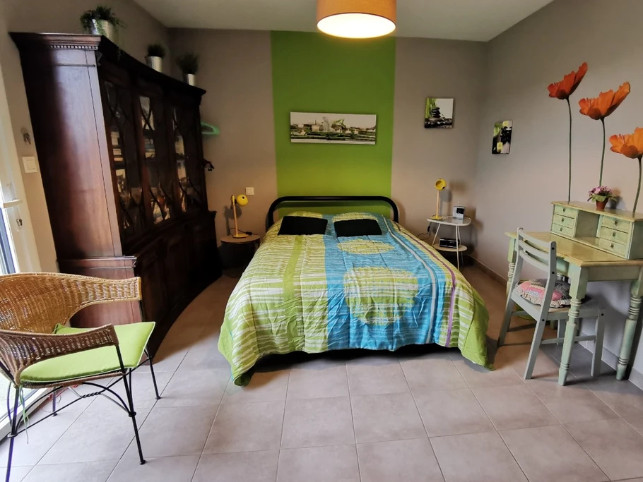 Chambre verte avec 1 lit 140 avec accès a la salle d'eau communicante