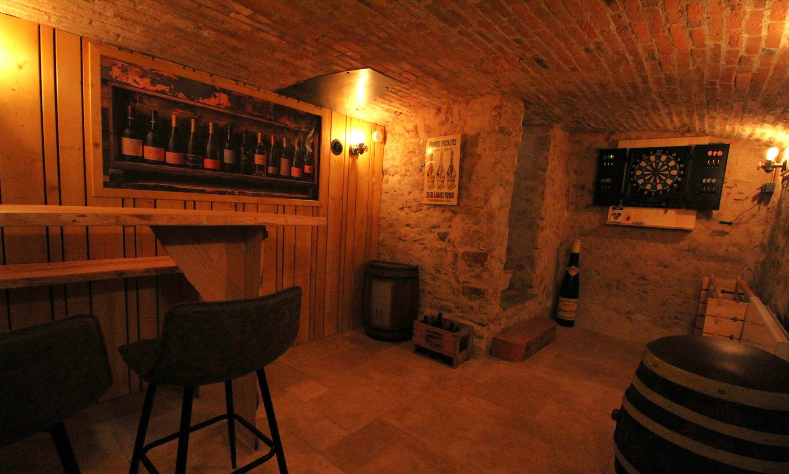 Cave secrète avec bar et jeux de fléchette - Gîte de la gare d'Anould