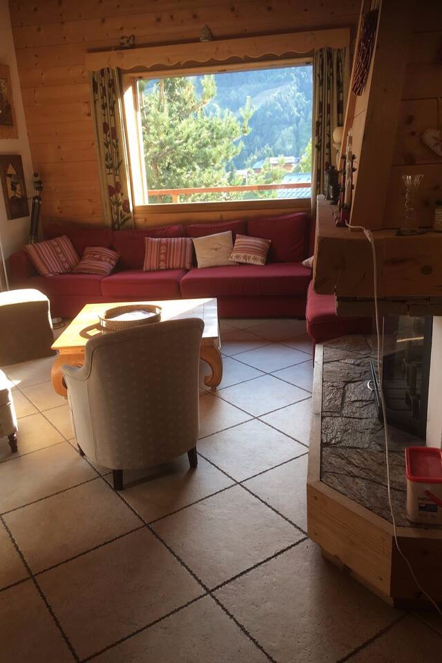 Le salon avec sa cheminée et la vue panoramique