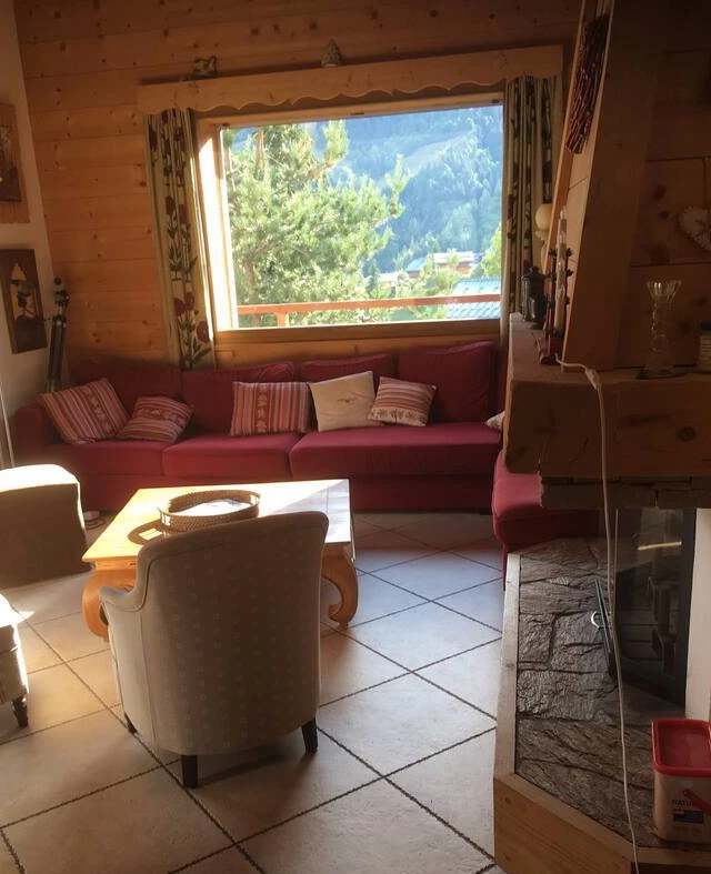 Le salon avec sa cheminée et la vue panoramique