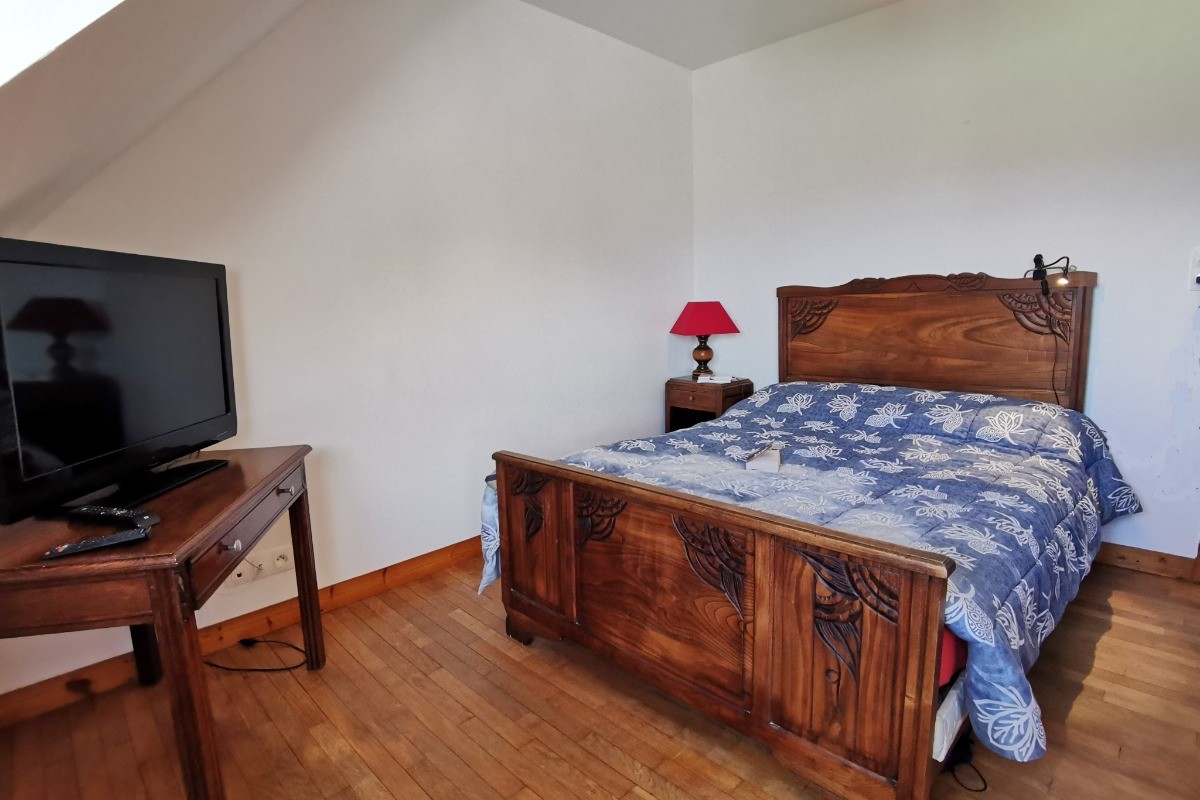 Etage: chambre 1 avec lit 140 et TV + armoire penderie