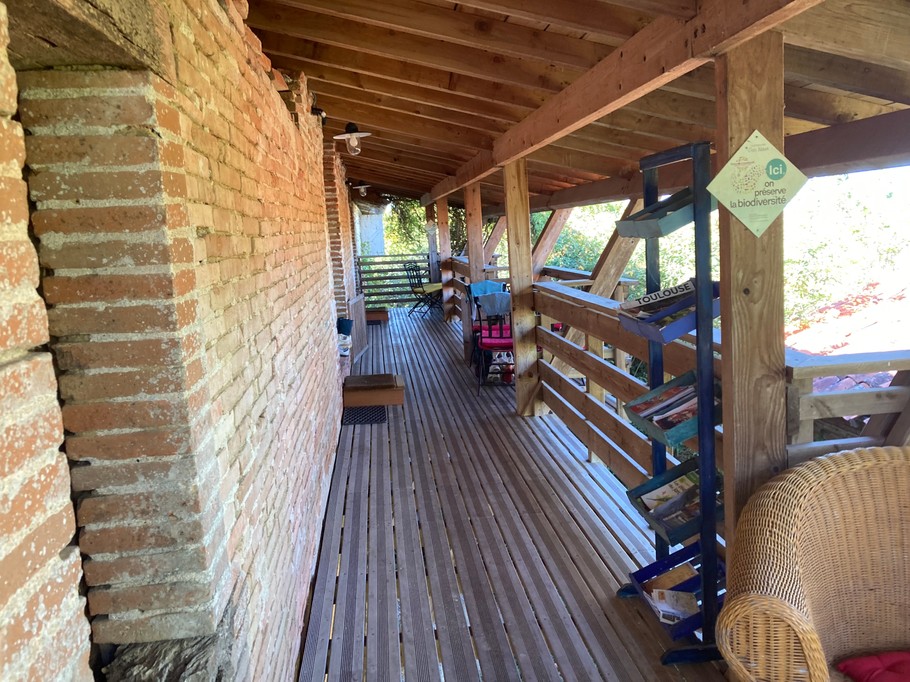 Terrasse menant au gîte
