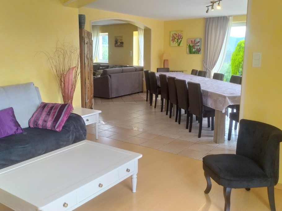 2ème coin salon/bibliothèque avec vue sur salle à manger et salon