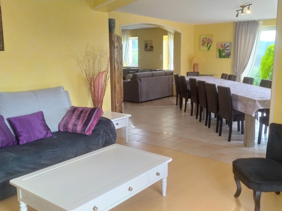 2ème coin salon/bibliothèque avec vue sur salle à manger et salon