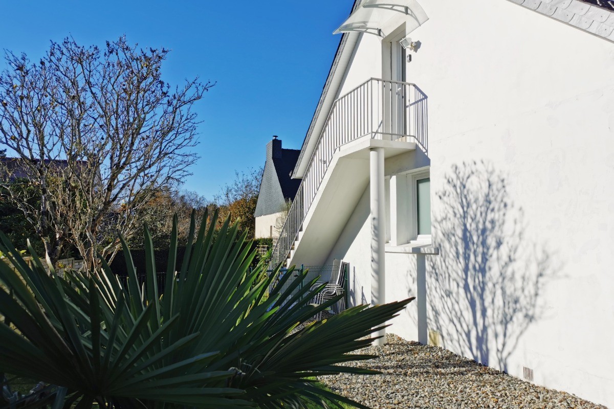 accès à l'appartement par un escalier indépendant sur le pignon de la maison