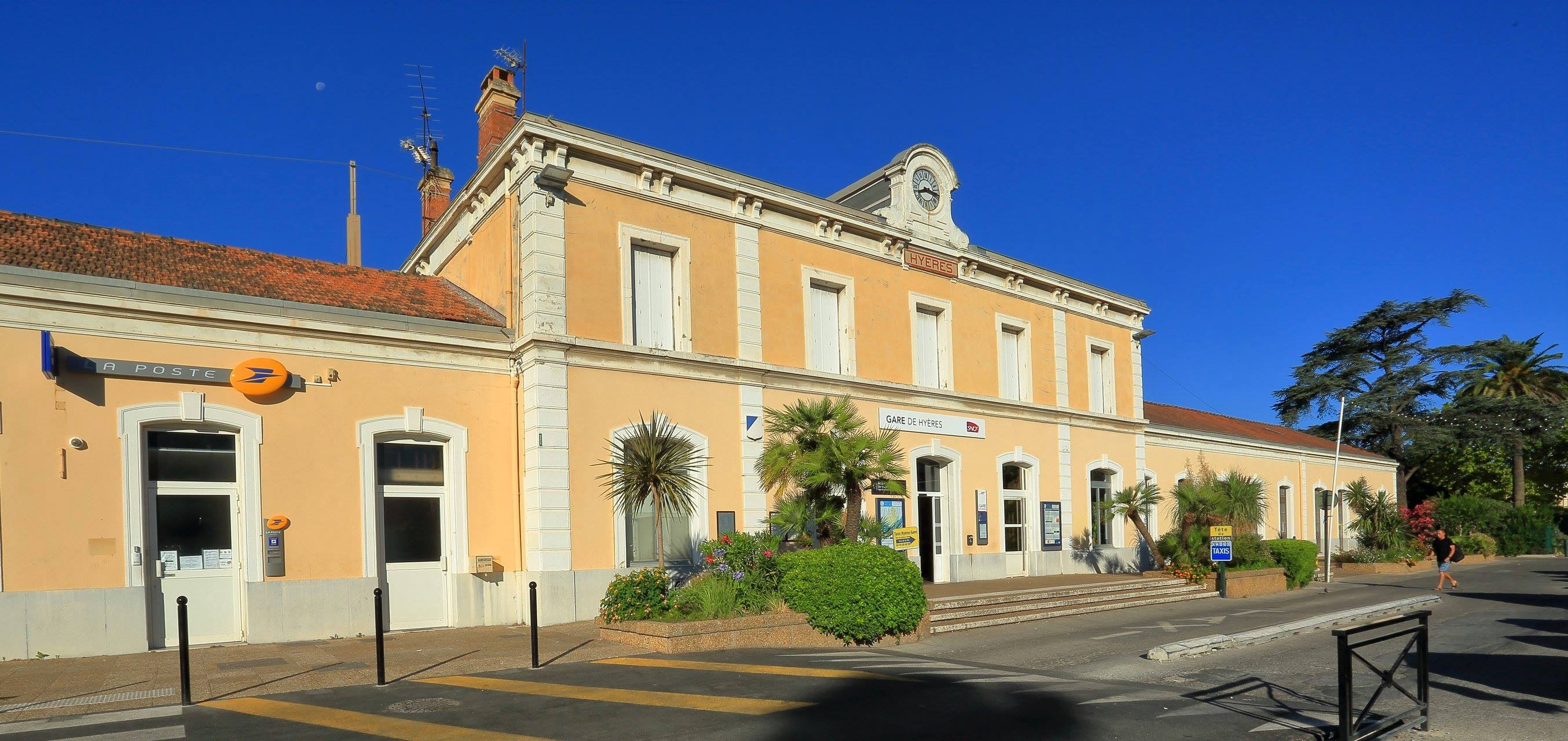 gare sncf et arret de bus à 50m;