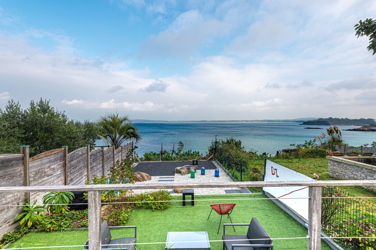 Jardin en terrasse face à la mer