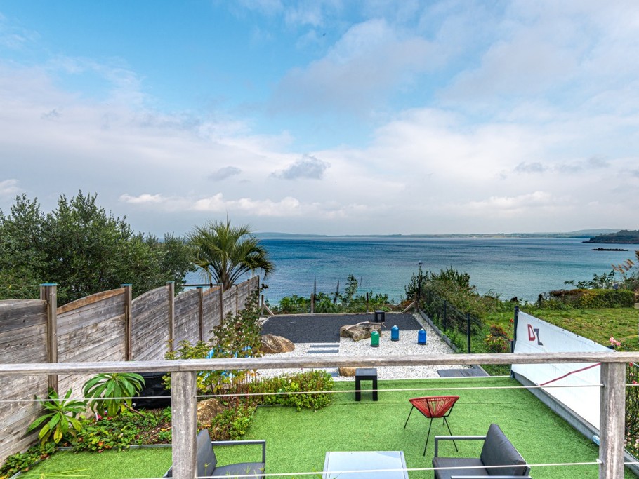 Jardin en terrasse face à la mer