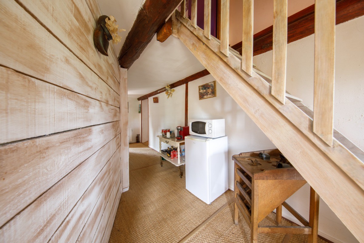 Couloir avec mini bar et petit électroménager