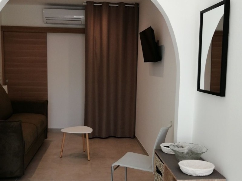 Coin séjour, TV, climatisation et penderie