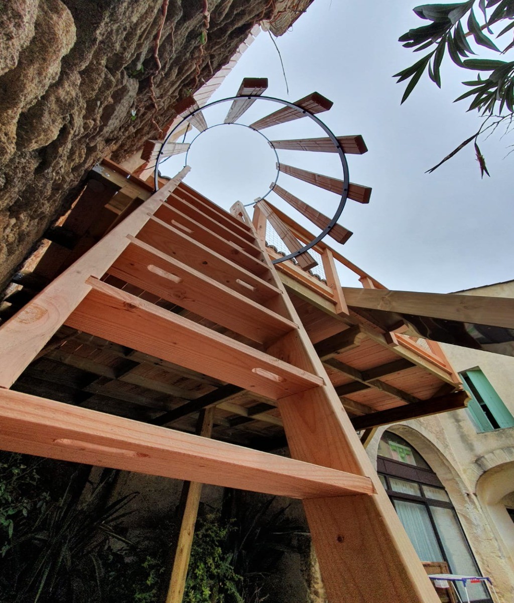 L'accès à la cabane en vois par une échelle de meunier