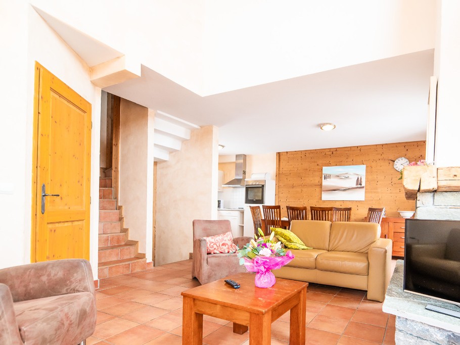 vue du salon sur la cuisine et accès aux chambres