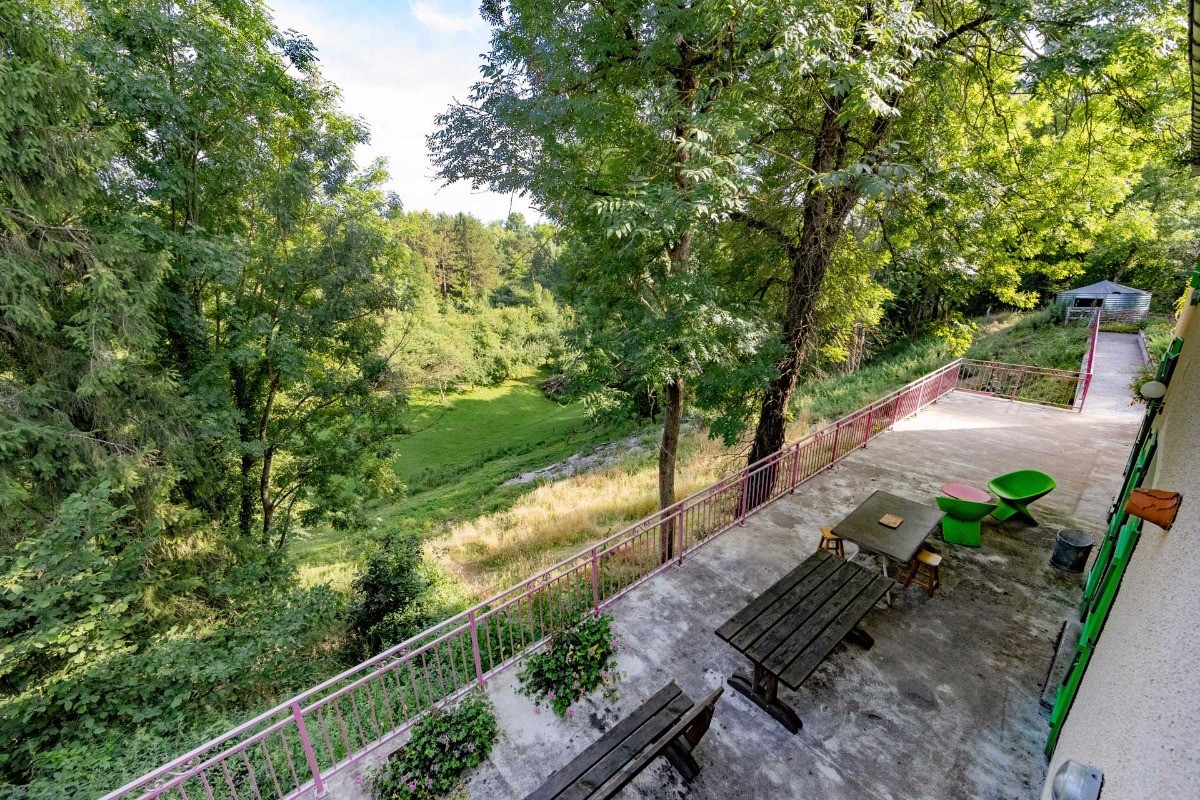 Terrasse et jardin - Bienvenue au Pays de Jeanne