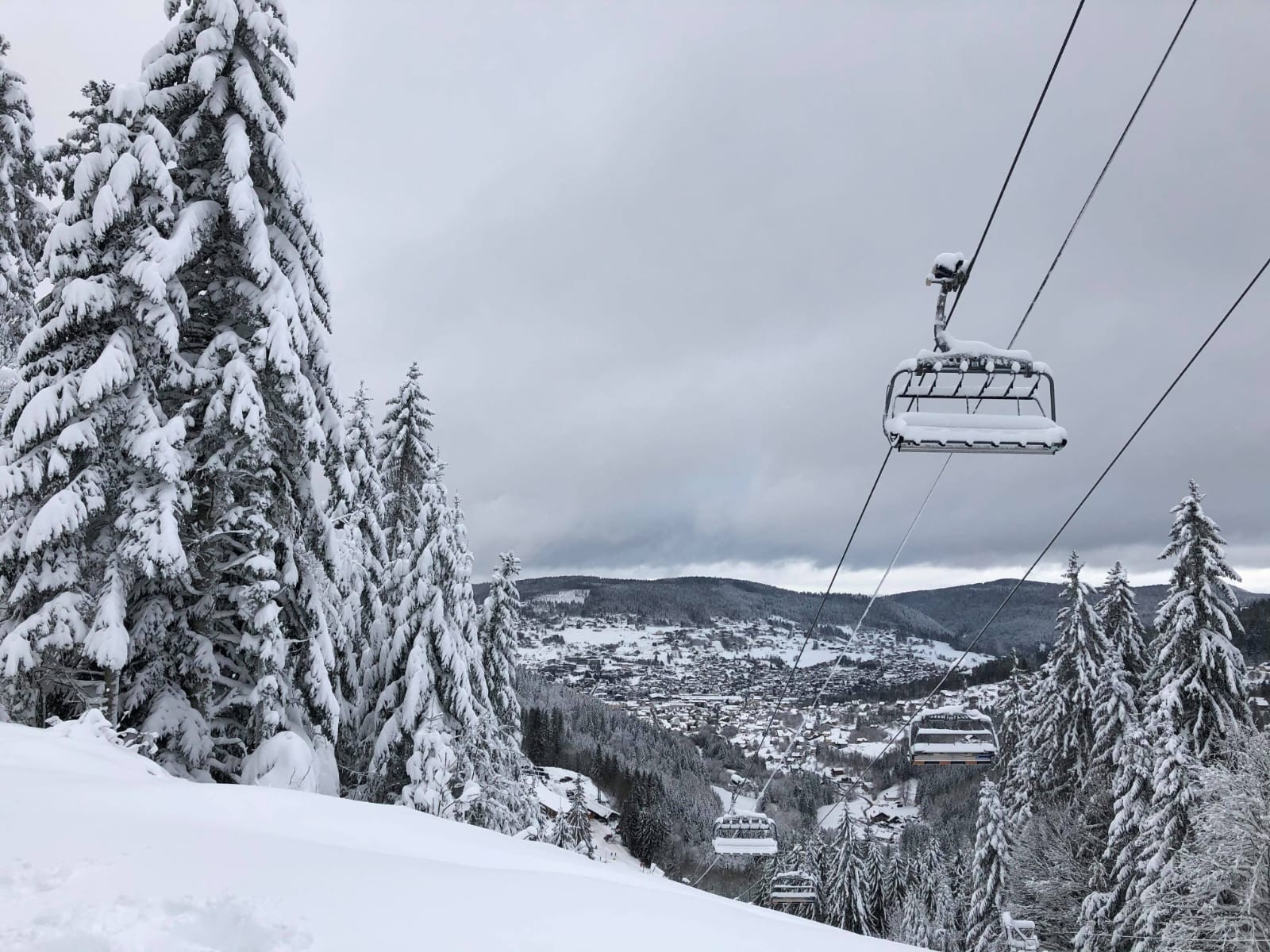 Pistes de ski à 600m du gîte  Le Saut du Cerf à Gérardmer, vue lac, proche pistes de ski, terrasse