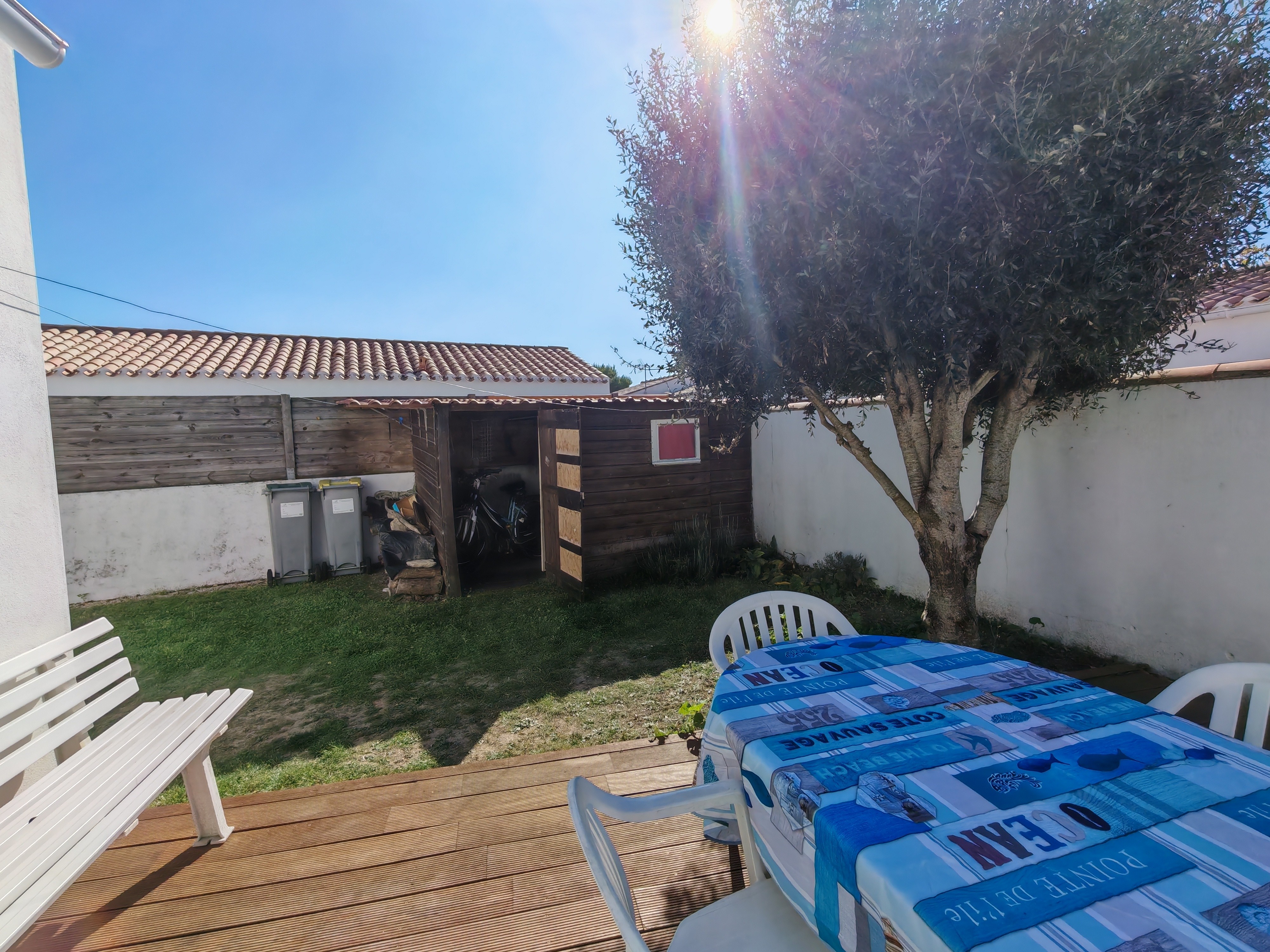 Terrasse et cabanon à l'arrière