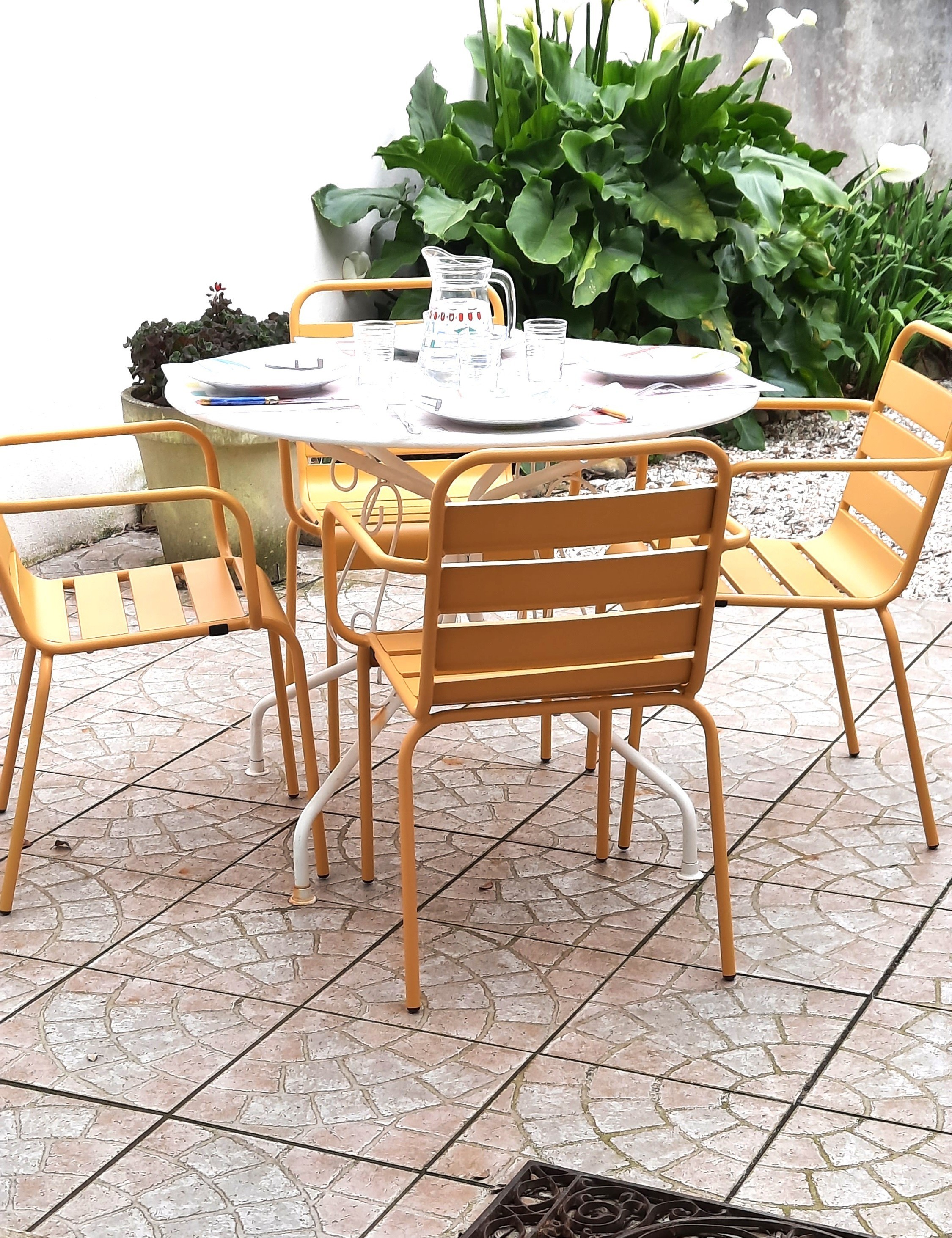 Garden table + armchairs
