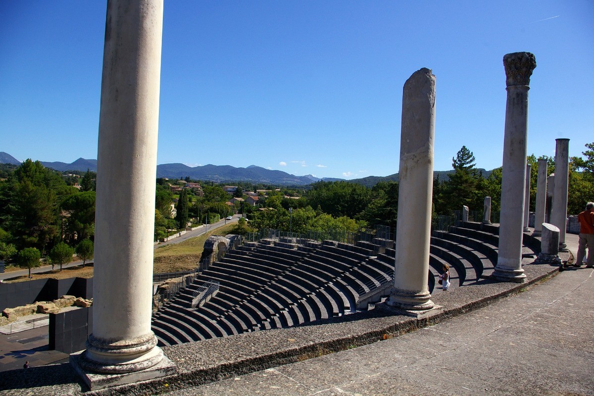 VAISON LA ROMAINE LE THEATRE ANTIQUE A 10 KM DU DOMAINE