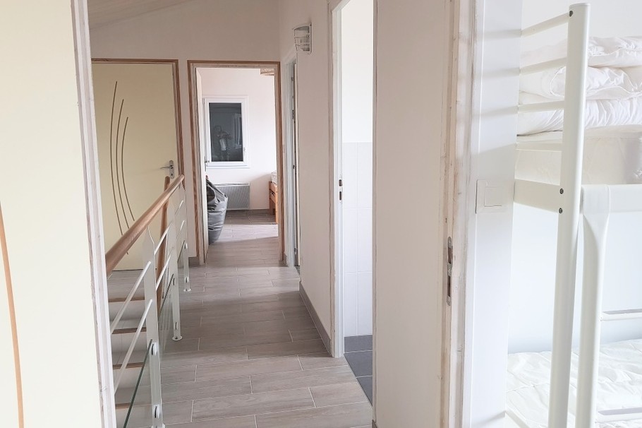Couloir à l'étage desservant les 2 chambres et salle d'eau