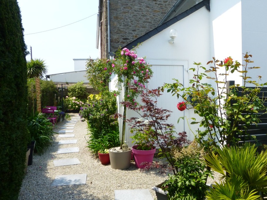 Flowered driveway leading to the entrance to the flat on the 1st floor.
