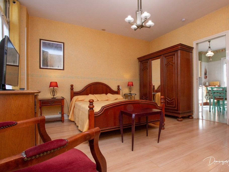 Télévision, armoire et fauteuil pour votre confort