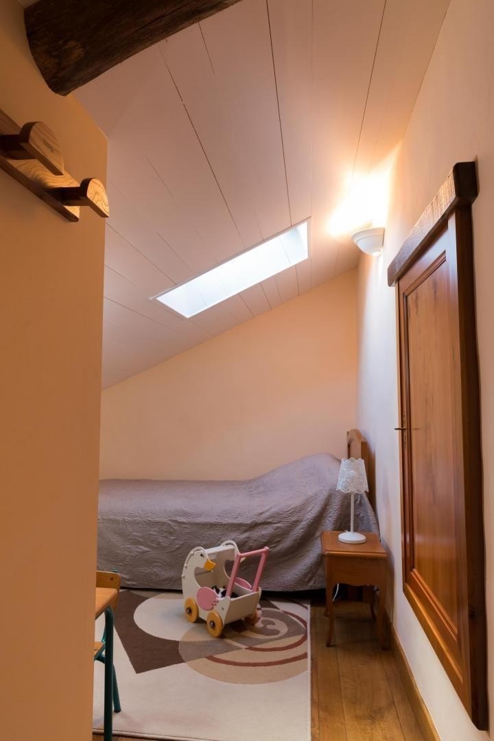 Chambre en mezzanine à l'étage avec un lit en 90 - salle de jeu