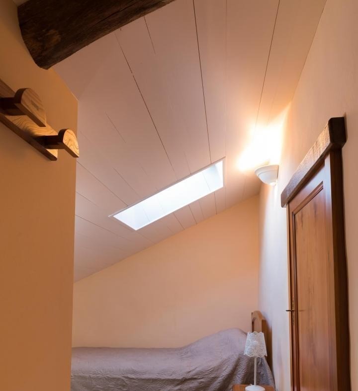 Chambre en mezzanine à l'étage avec un lit en 90 - salle de jeu