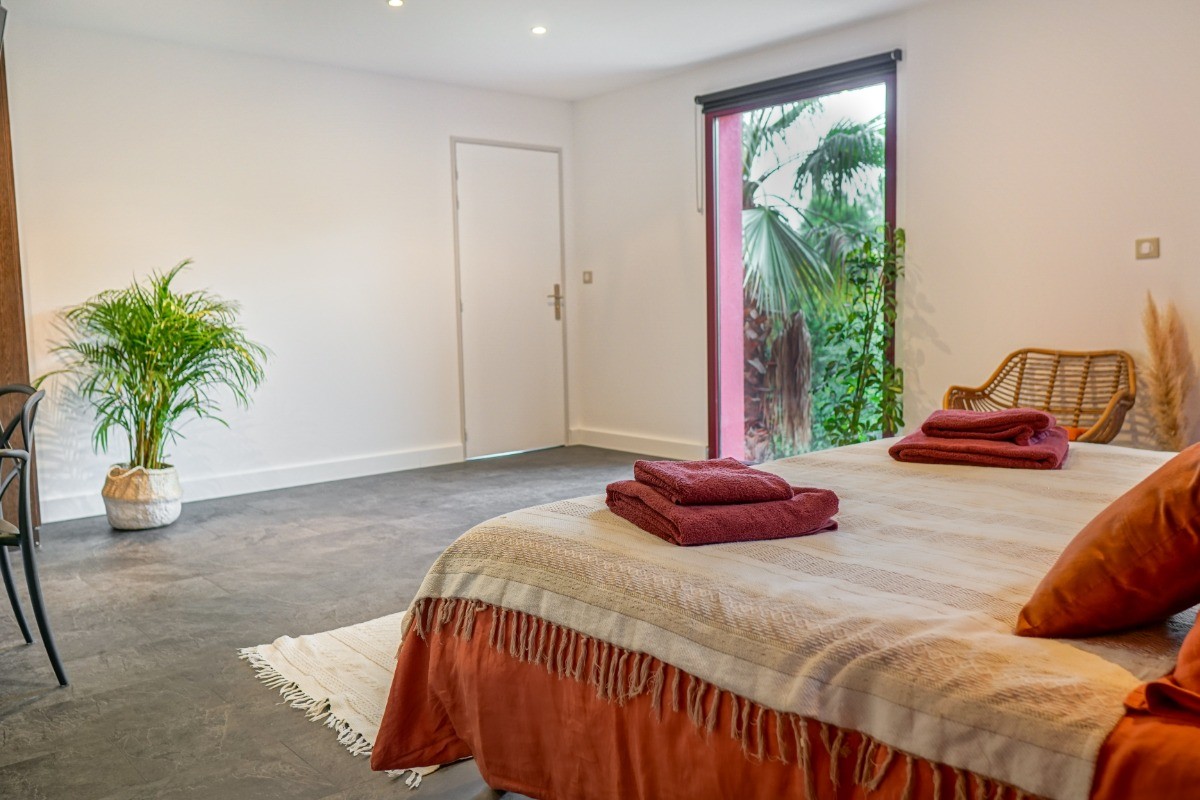Chambre avec vue sur la piscine